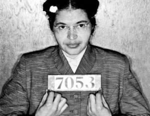 Rosa Parks, detenida luego del incidente del autobús: su gesto desató una revuelta antirracial.